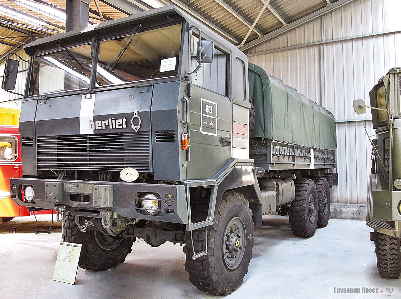 [b]Армейский грузовик Berliet Type GBD 6X6 (1973 г.)[/b] оснащался 6-цилиндровым, 8,82-литровым турбодизелем максимальной мощностью 176 л.с. Мотор агрегатировался с 6-скоростной трансмиссией. Это транспортное средство под названием TRM 10000 изготовлено специально для французской армии
