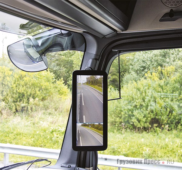 У электронных зеркал MirrorCam кроме изображения присутствует разметка границ транспортного средства и безопасной дистанции. Нижняя линия обозначает край габарита полуприцепа, другие формируют безопасный динамический коридор при выполнении обгона или перестроении, указывая дистанцию 30, 50 или 100 метров
