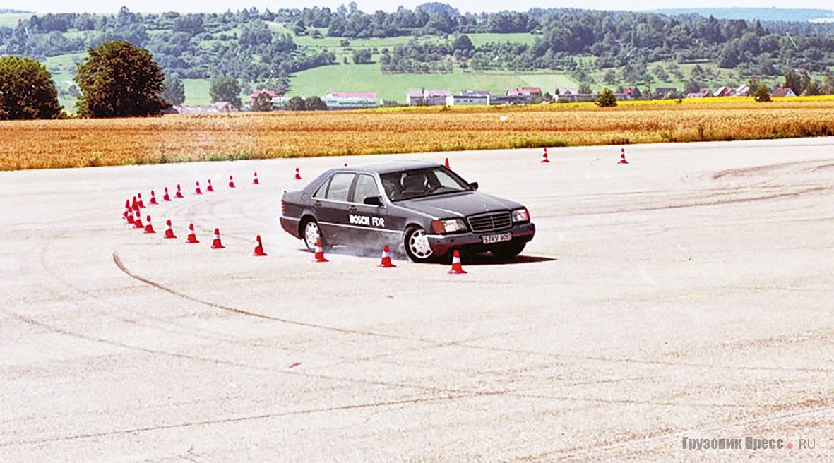 Электронная система стабилизации ESP впервые была применена в 1995 году на автомобилях Mercedes-Benz S-класса