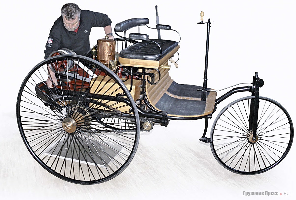 Директор музея Винфрид Зайдель пробует завести Benz Patent-Motorwagen. В таком виде первый автомобиль выпускался с 1886 по 1894 г. У него был одноцилиндровый двигатель рабочим объемом 984 см[sup]3[/sup] с диаметром цилиндра 91,4 мм и ходом поршня 150 мм, который развивал 0,9 л.с. при 400 мин[sup]-1[/sup]. Коробка передач отсутствовала, рама была сделана из стальных труб. Передняя подвеска представляла собой рулевую вилку без пружин, задняя – неразрезной мост с полуэллиптическими рессорами. Система питания – испарительный карбюратор. Габаритные размеры машины: 2700х1400х1450 мм, колесная база 1450 мм