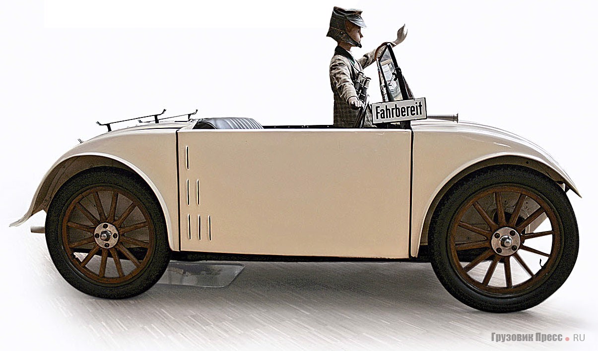 Табличка «Fahrbereit» говорит о том, что автомобиль в рабочем состоянии, на ходу, т.е. выставленный на всеобщее обозрение Hanomag хоть сейчас готов отправиться в путь. Правда, ему открыта дорога только на выставки ретроавтомобилей