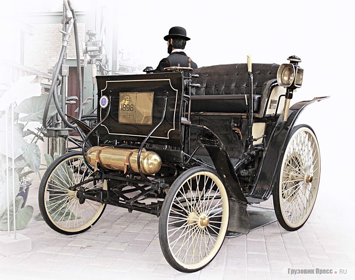 Benz Velo был запатентован в 1894 г., но представленный в музее выпущен в 1898-м и назывался Comfortable. Основное отличие от первенца – отсутствие второй скамейки, на которой пассажиры сидели спиной по ходу движения. Его приводил в действие четырехцилиндровый однорядный двигатель с вертикальным маховиком. Пневматические шины Бенц стал применять с 1896 г.