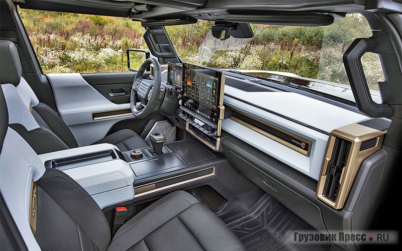 Если судить по демонстрационному образцу Hummer EV, интерьер выполнен дорого и аккуратно. Впервые в истории General Motors в салоне установлен такой большой дисплей, с диагональю 13,4 дюйма. У второго дисплея – 12,3 дюйма