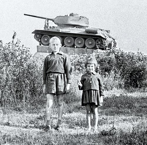 Люда и Саша Чистяковы у памятника советским танкистам под Прохоровкой, 1961 г.