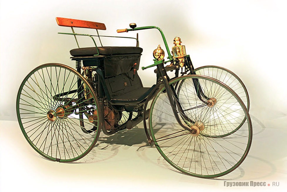 [b]1889 г. Daimler Motor-Quadricycle «Stahlradwagen»[/b]<br /> Его премьера состоялась на Всемирной выставке в Париже. Кстати, после нее он так и остался во Франции. Готлиб Даймлер и Вильгельм Майбах впервые оснастили автомобиль лампами, что послужило ориентиром для французских автомобилестроителей. Испарительный карбюратор выполнял роль двухлитрового резервуара топлива. Мотор V2 с цилиндрами под углом 17° объемом 565 см[sup]3[/sup] развивал мощность 1,5 л.с. при 700 мин[sup]–1[/sup]. Потенциала мотора хватало для движения со скоростью 18 км/ч
