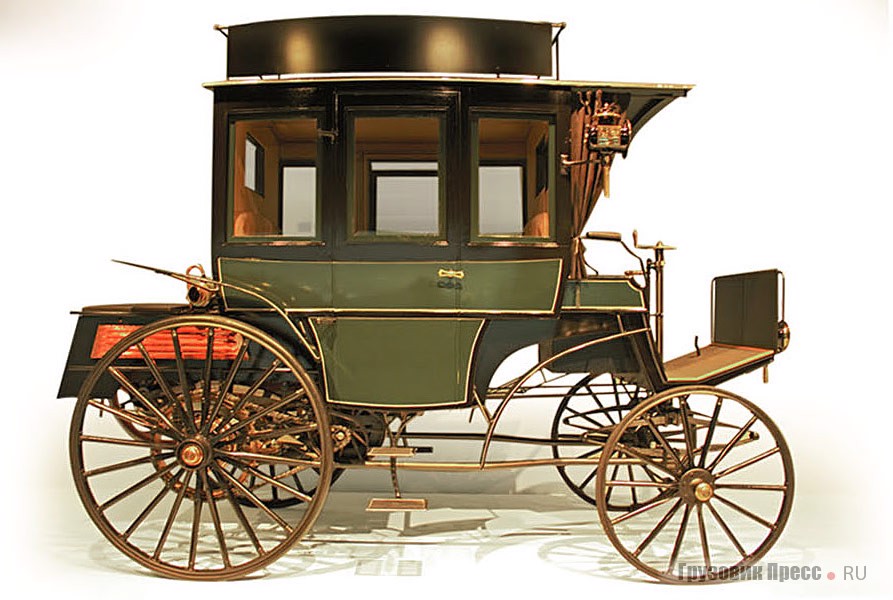 [b]1895 г. Benz Omnibus[/b]<br /> Первый в мире автобус (один из двух экземпляров), построенный фирмой Benz & Cie. Именно с него началась история моторизированных средств передвижения для перевозки людей. Восьмиместный автобус работал на маршруте Зиген–Нетпен–Дойц в западной Германии всего несколько недель. Продолжать эксплуатацию было невозможно из-за отсутствия дорог: в то время люди предпочитали пользоваться железнодорожным транспортом. Автобус оснащен одноцилиндровым мотором объемом 2651 см[sup]3[/sup] мощностью 5 л.с. при 600 минмин[sup]-1[/sup]. Он позволял ездить со скоростью 20 км/ч