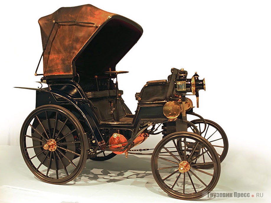 [b]1896 г. Daimler Riemenwagen «Vis-a-Vis»[/b]<br /> При 150 выпущенных экземплярах этот автомобиль стал первым крупносерийным продуктом компании. В его конструкции внедрены три новшества Вильгельма Майбаха: двигатель Phönix, карбюратор и ременный привод. Машину приводил в движение двухцилиндровый двигатель рабочим объемом 1060 см[sup]3[/sup] мощностью 4,6 л.с. при 740 мин[sup]-1[/sup]. Максимальная скорость составляла 18 км/ч