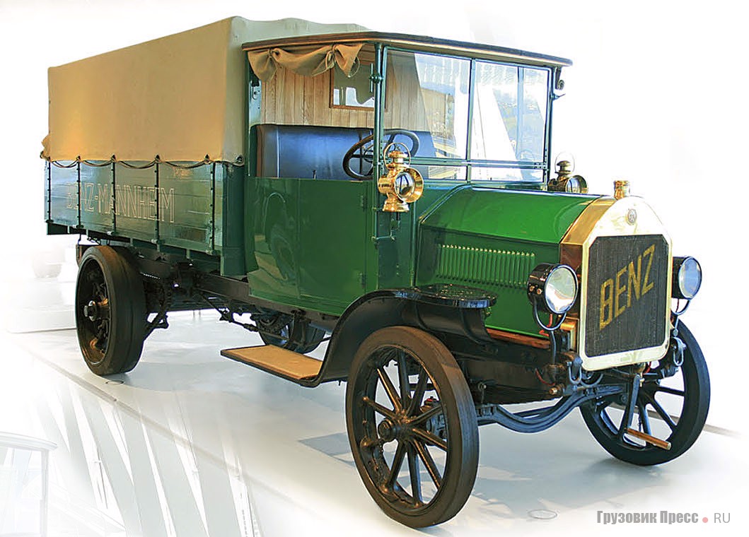 [b]1912 г. Benz 3-Tonnen Lastwagen[/b]<br /> Классическая «бенцевская» трехтонка появилась в канун Первой мировой войны. Машину производили на юге Германии, в Гаггенау. Кабина открытая металлическая, с деревянным каркасом и брезентовыми боковыми шторами. Кузов деревянный, наборный из струганных досок. Двигатель 4-цилиндровый рядный объемом 6451 см[sup]3[/sup] мощностью 45 л.с. при 1200 мин[sup]-1[/sup]. Максимальная скорость – 25 км/ч