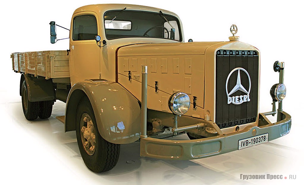 [b]1938 г. Mercedes-Benz L 6500 Pritschenwagen[/b]<br /> Бортовой автомобиль грузоподъемностью 6500 кг выпускали в Гаггенау с 1935 года. Оснащали 6-цилиндровым рядным дизелем рабочим объемом 12517 см[sup]3[/sup] мощностью 150 л.с. при 1700 мин[sup]-1[/sup]. Максимальная скорость – 57 км/ч. Трехосная модификация известна как L 10 000. Всего в 1935–1940 гг. из ворот предприятия выехало 2137 единиц L 6500 всех модификаций