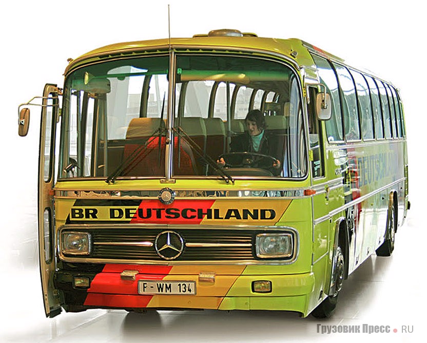 [b]1974 г. Mercedes-Benz O302 Mannschafts-Reisebus[/b]<br /> В 1974 году на чемпионате мира по футболу в Германии 16 таких автобусов в люксовом исполнении возили национальные сборные финалистов. Лайнер оснащен 6-цилиндровым мотором рабочим объемом 11 581 ссм[sup]3[/sup] мощностью 240 л.с. при 2200 мин[sup]-1[/sup]. Максимальная скорость – 102 км/ч. С 1965 по 1975 г. выпущено 14 952 экземпляра всех версий