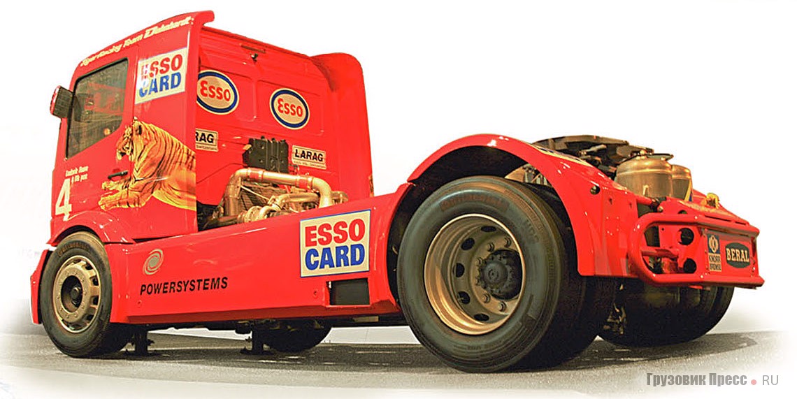 [b]1998 г. Mercedes-Benz Atego Race Truck[/b]<br /> Гоночный грузовик третьего поколения (после 1450 S 1990–1994 гг. и 1834 S 1994–1997 гг.) для соревнований по трак-рейсингу. Выставочный образец принадлежал команде Tiger Racing Team Dehnhardt, пилот – Людовик Фауре. Реальный участник европейских кольцевых автогонок. Оснащен 12-литровым (11 946 см[sup]3[/sup]) двигателем V6 модели OM 501 LAR максимальной мощностью 1496 л.с. при 2000–2200 мин[sup]-1[/sup]. Развивал 160 км/ч, боролся за подиумы с 1998 г.
