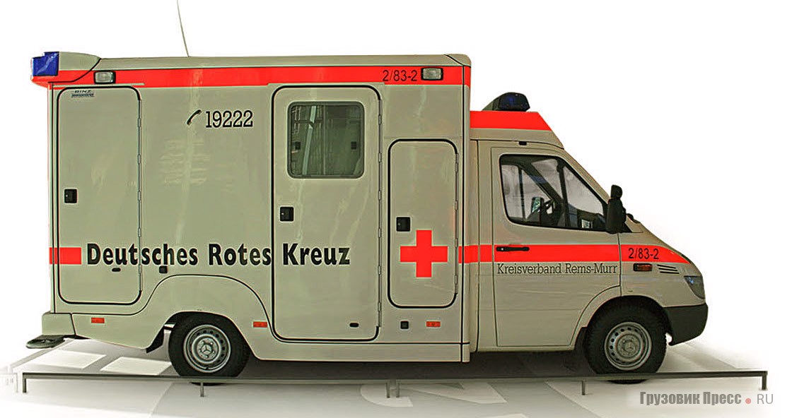 [b]2001 г. Mercedes-Benz Sprinter 313 CDI Rettungswagen[/b]<br /> Автомобиль немецкого Красного Креста. В Германии на долю карет скорой помощи на его платформе приходится 80% рынка. Во многом это заслуга экономичного и тяговитого 4-цилиндрового двигателя рабочим объемом 2148 см[sup]3[/sup] мощностью 129 л.с. при 3800 мин[sup]-1[/sup]. Машина оснащена подушками безопасности, системами ABS и ESP, автоматической трансмиссией. Максимальная скорость – 150 км/ч. Период выпуска: 2000–2006 гг.