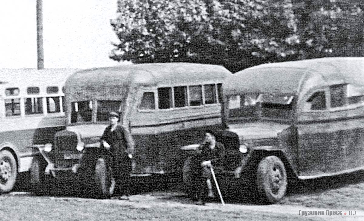 Пассажирские автобусы на шасси послевоенных ЗИС-5 с полуобтекаемыми кузовами местного изготовления в г. Каменске-Уральском в начале 1950-х годов