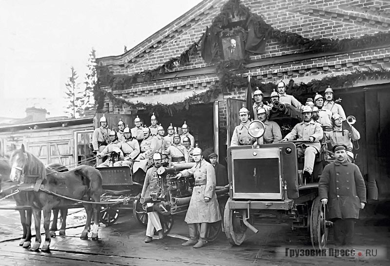 Переоборудованный в пожарную машину бывший армейских грузовик Jeffery Quad на службе пожарной охраны Ржевского полигона. Петроград, 1920-е
