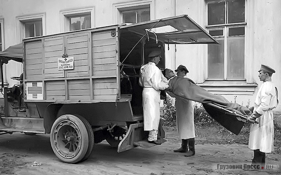 Бывший санитарный автомобиль Русской армии Jeffery Type 1016, приспособленный для работы в качестве автомобиля скорой помощи. Петроград, 1924 г.