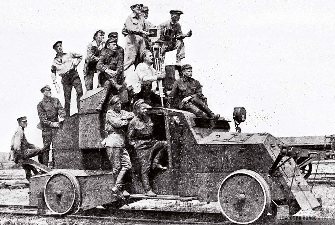 Журнал «За Рулём» опубликовал этот снимок в 1929 г. с подписью: «Москва. Съёмочная группа Госвоенкино работает с бронированного автомобиля над картиной «СЭП» (реж. М. Вернер)». [«СЭП №1» или «Сборная экспериментальная программа №1»]. Мы видим бронированную дрезину «Матваль» конструкции бывшего офицера Военной автошколы С.Э. Матиссона и инженера В.С. Вальднера (из их фамилий и сложен акроним), построенную в 1921–1922 гг. на Ижорском заводе. Шасси дрезины изготовили на ГАРЗ №2 в посёлке Родники Ярославской губернии с применением агрегатов американских грузовиков White, а элементы брони и башни использовали от поставленных в Россию в 1915 г. и забракованных Военным ведомством английских бронеавтомобилей Army Motor Lorries