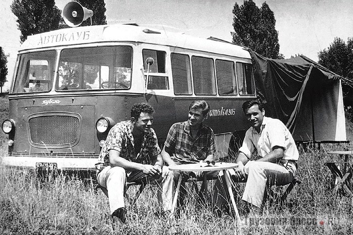 Опытный цельнометаллический автобус 1966 года ничем внешне не отличался от серийного «Кубань-64». На фото: крайний справа главный конструктор автобуса Б.Н. Закалюгин