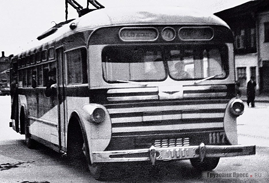 Один из первых опытных МТБ-82М, изготовленных на заводе, облицован аналогично американскому автобусу, который и послужил прототипом
