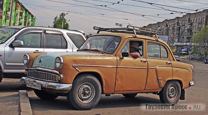 На улицах Бийска много машин середины XX века – таких, как этот «Москвич-403»