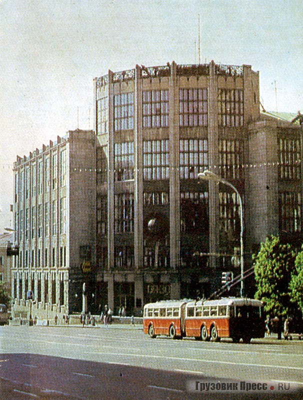 СВАРЗ ТС-1 на ул. Горького на фоне Центрального телеграфа. Начало 1970-х годов