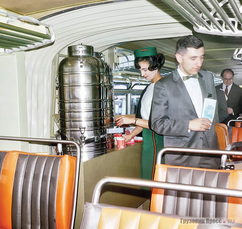 На первых рейсах компании AC Transit пассажиров обслуживал стюард, затем обслуживающий персонал был упразднён