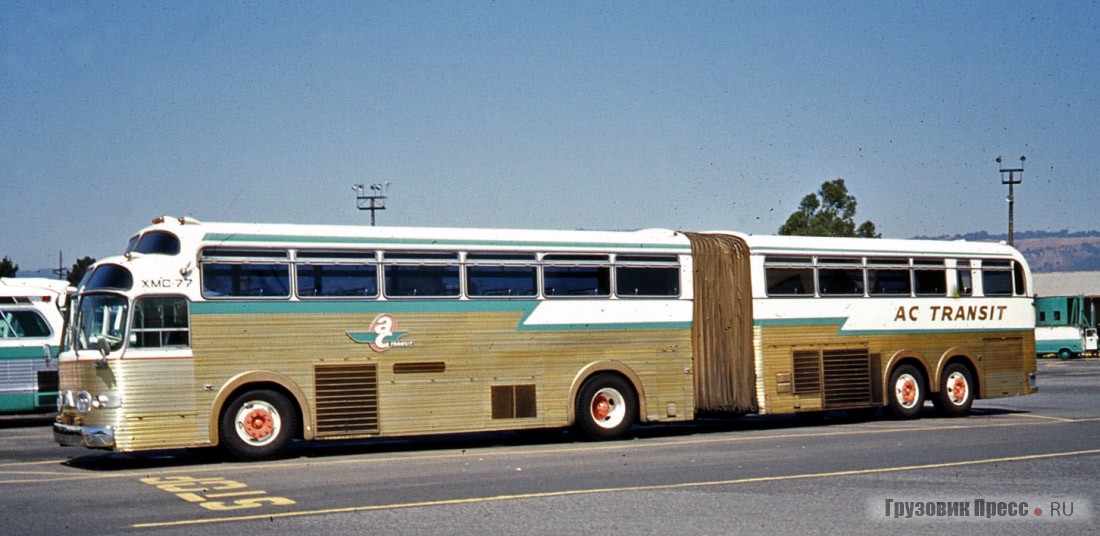  Автобус Super Golden Eagle Kässbohrer в межпиковое время отдыхает на стоянке. Окленд, США. 1966 г. 