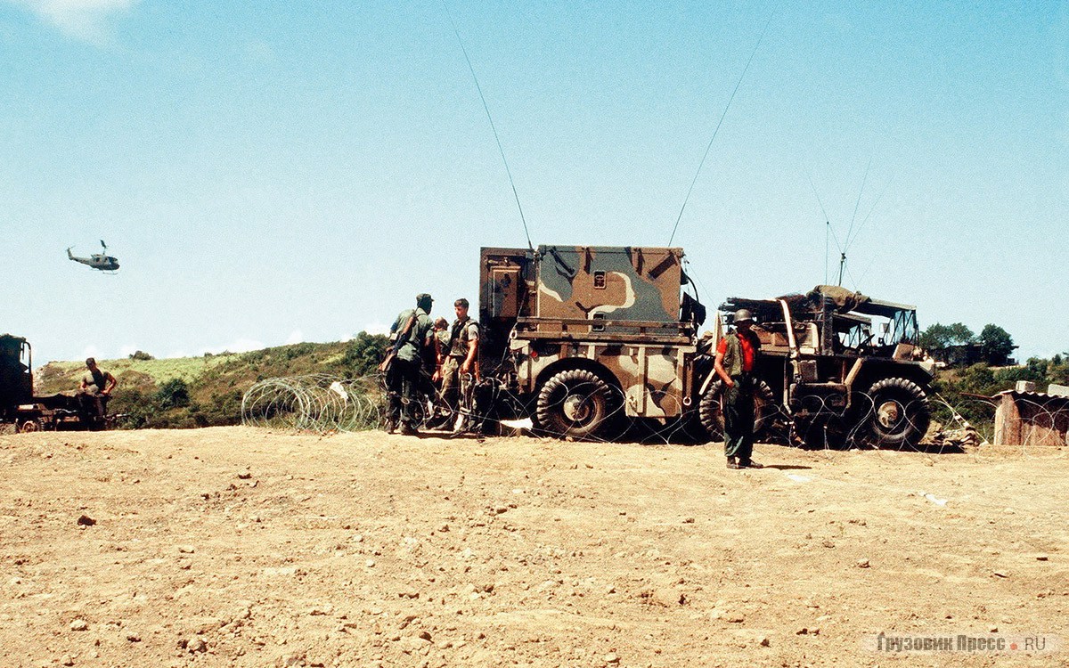 Операция «Вспышка ярости» по захвату американскими войсками государства-острова Гренада в октябре 1983 года. Полевая радиостанция на шасси Gama Goat окрашена в камуфляж Федерального стандарта США 595, или MERDC, по названию организации, разработавшей эту окраску (Mobility Equipment Research and Design Command)