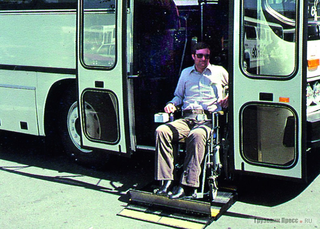 Многие автобусы Crown-Ikarus 286 были оборудованы подъёмником для инвалидных колясок, расположенным в передней или задней двери по желанию заказчика