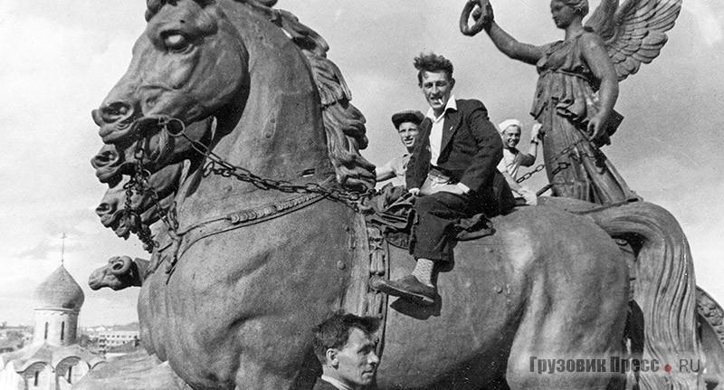 Фотокор А.Егоров всегда на лихом коне!<br>Снимок сделан во время демонтажа Триумфальной арки на Тверской заставе.<br>1936 год.
