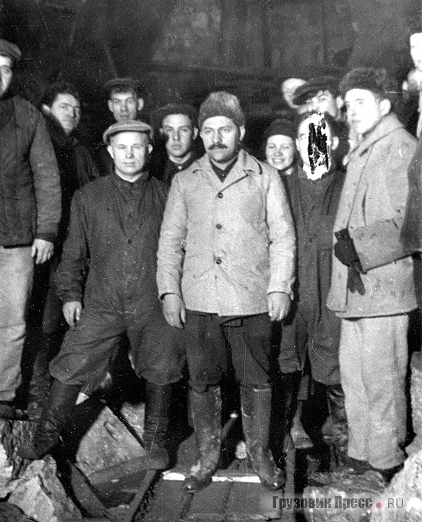 Никита Хрущёв (слева) и Лазарь Каганович (в центре) наблюдают за работой английского проходческого щита. Лицо человека справа от Кагановича было вымарано на негативе. По утверждениям метрофанатов, это был первый секретарь ЦК ВЛКСМ А. Косарев, репрессированный в 1937 г.