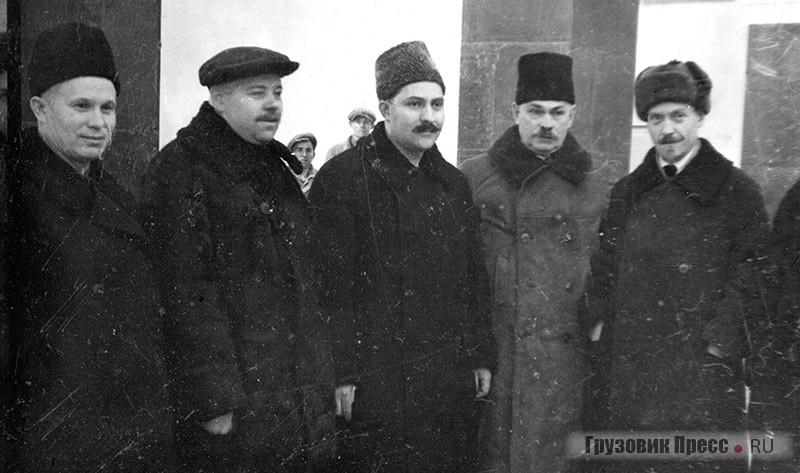 Никита Хрущёв (крайний слева) и Лазарь Каганович (в центре) перед пуском первой очереди Московского метрополитена. Начало 1935 г.