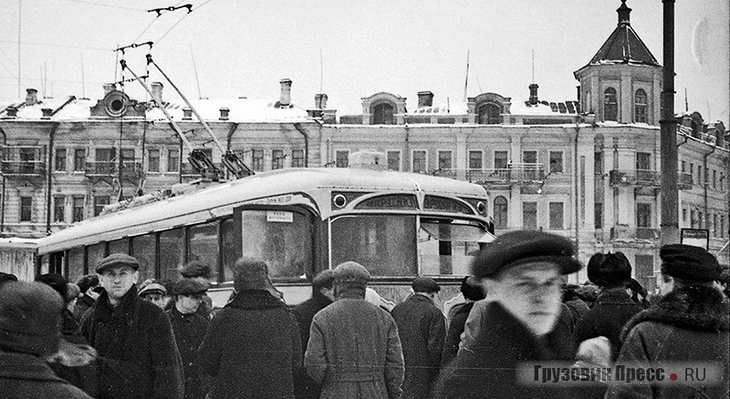 Первый троллейбус выходит на линию. Пл. Тверская застава. Начало ноября 1933 г.