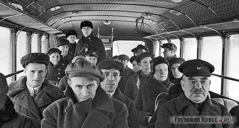 Первые пассажиры первого рейса первого троллейбуса. Начало ноября 1933 г.