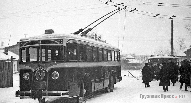 Первый троллейбус прибыл на конечную остановку «Село Всехсвятское». Начало ноября 1933 г.