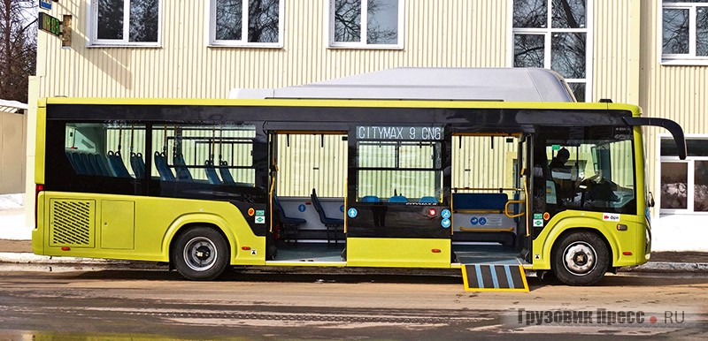 Два широких дверных проёма – в базе автобуса, между осями. У передней двери есть аппарель