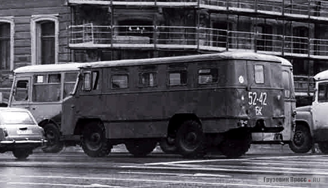 Серийный образец специального автобуса 38АС в транспортном потоке Ленинграда