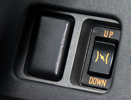 Холостые обороты двигателя можно принудительно регулировать с помощью специальной кнопки