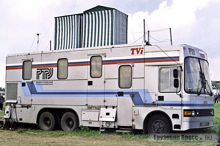У ПТВС-3М на шасси Ajokki российского телеканала антенны радиолинии на крыше на случай непогоды прикрыты палатками