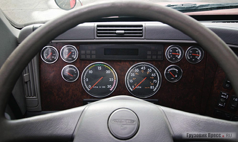 В отличие от других «американцев» приборная панель не перегружена приборами. Над спидометром и тахометром – монитор бортового компьютера
