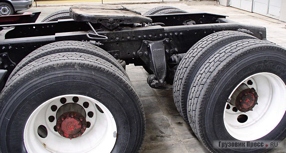 При таком положении седла, установленного под полуприцеп-контейнеровоз, европейский бортовой трейлер к Freightliner не цепляется. Седло нужно переносить назад