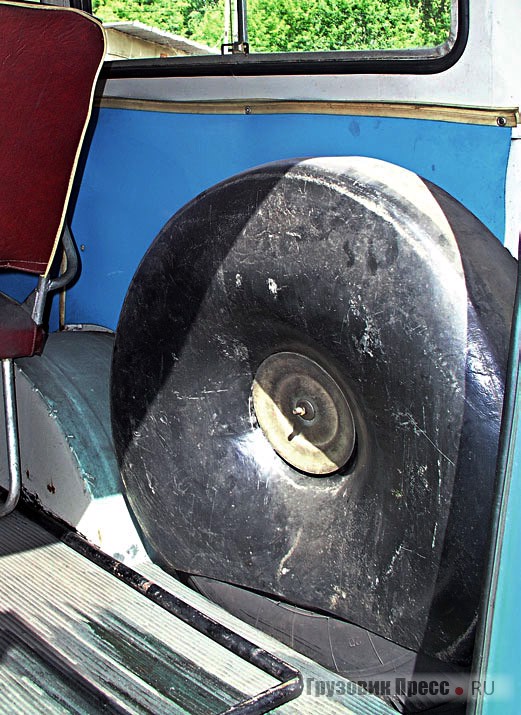 Запасное колесо покрыто оригинальным кожухом