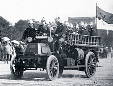 Второй пожарный «Лесснер» на 3-тонном шасси – таинственная машина, о которой практически ничего неизвестно. Снимок сделан на Марсовом поле во время парада. 1909 г.