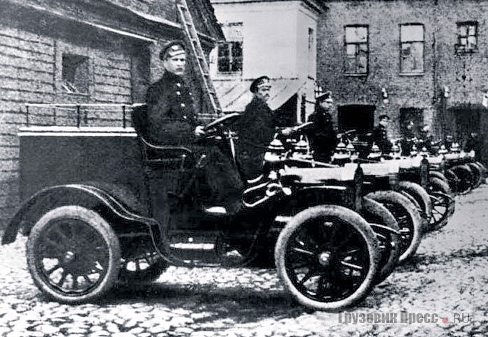 Почтовые фургоны «Лесснер Тип 1» во дворе Главного почтамта. С.-Петербург. 1905 г.