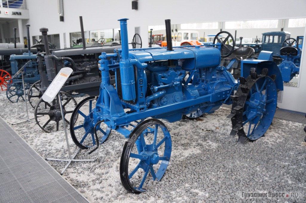 Как ни странно, в экспозиции музея присутствуют  сразу два трактора Универсал 2, синий и черный