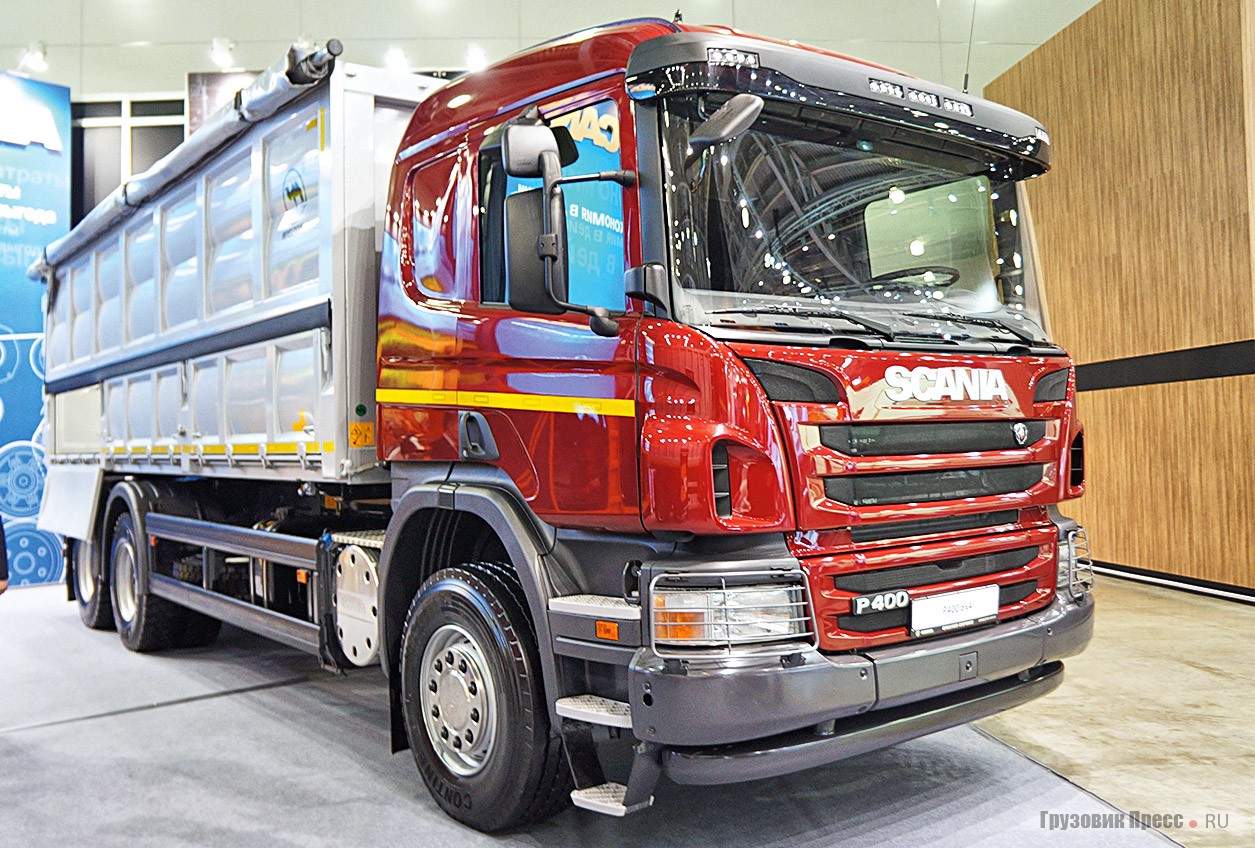 Зерновоз с кузовом Wielton (Польша) вместимостью в 31,2 м<sup>3</sup> на длиннобазном шасси [b]Scania P 400 CB6X4EHZ[/b]. Интересный момент – для перевозок грузов в палетах задний борт предусмотрительно сделан распашным