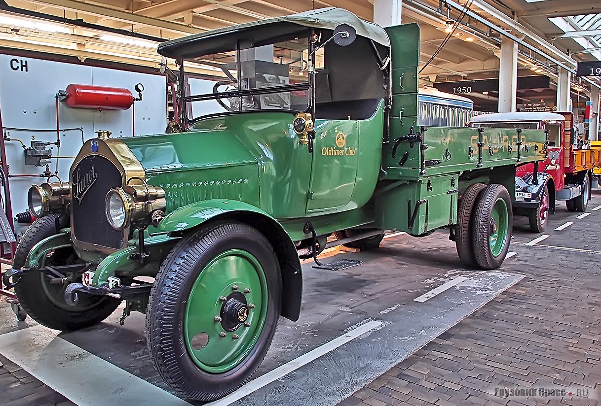 Ровесник февральской революции, этот [b]Saurer 3TC[/b] поступил к заказчику 14 февраля 1917 г. Мощность четырёхцилиндрового мотора AM II – 30 л.с., грузоподъёмность – 3–3,5 т, скорость – 25 км/ч. Данную модель выпускали заводы в Арбоне (Швейцария), Вене (Австрия), Линдау (Германия), Плэйнфилде (США) и Сюрене (Франция). Начиная с этой модели, все Saurer оснащали карданным приводом ведущих колёс