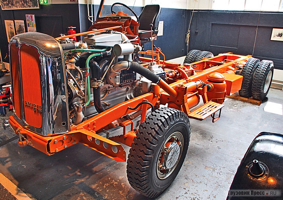 Демонстрационное шасси [b]Saurer 5DM[/b] грузоподъёмностью 7,35 т, показанное на земельной ярмарке в Лозанне в 1961 г. Это действительно верх достижений швейцарской техники. Шестицилиндровый дизель Typ DCL (L – от Lader, нагнетатель) развивал 210 л.с. Верхний ряд 8-ступенчатой коробки передач с делителем полностью синхронизирован. Синхронизированы III и IV передачи нижнего ряда. Установлен демультипликатор. Подключается привод передней оси и предусмотрена блокировка межосевого дифференциала. Компании приходилось учитывать требования как армии, так и гражданских заказчиков, что рождало такие проекты