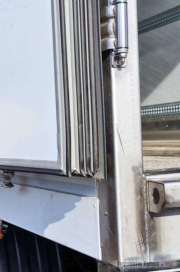 Герметичность кормовых дверей фургона обеспечивают ЧЕТЫРЕ слоя уплотнителей – даже в рефрижераторах нет такой «системы безопасности»