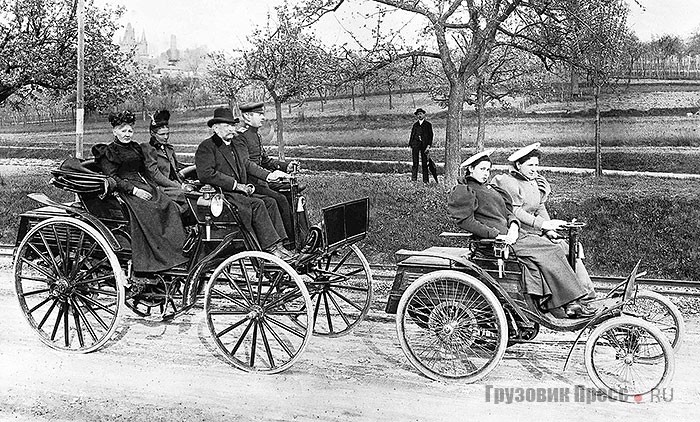 Моторизованные «экипаж» и «велосипед». Слева Benz Phaeton (за рулём Рихард), справа Benz Velo (за рулём Клара, рядом с ней Тильде) – все дети Карла и Берты со временем стали автомобилистами. Мангейм, 1895 г.