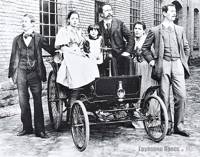 Карл Бенц (в середине) с детьми, слева от отца семейства – Рихард, Тильде, Элен; справа – Клара и Ойген. Автомобиль Benz Velo. Мангейм, 1894 г.